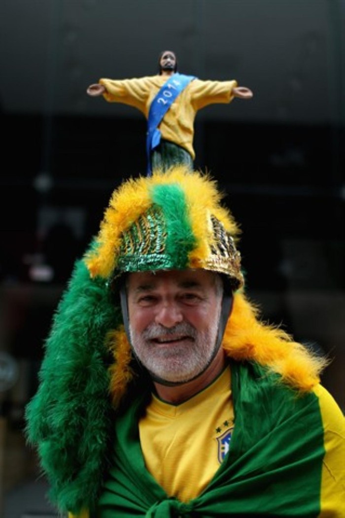 Trên đầu của CĐV này là mô phỏng bức tượng chúa Jesus ở Rio de Janeiro, kèm theo con số 2016 (năm Olympic sẽ được tổ chức ở Brazil).